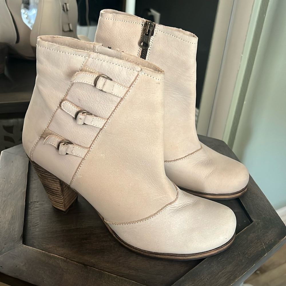 🛑 1 hour sale. Anthropologie, Holding Horses, Triad Buckled Booties, C… - Picture 4 of 11